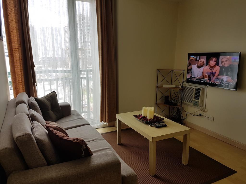 Ortigas 2 Bedroom Corner Unit With 2 Queen Across Shangrila Manila