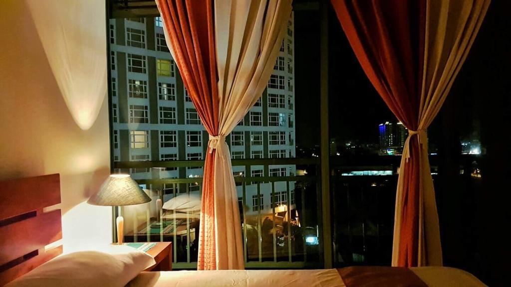 Ortigas 2 Bedroom Corner Unit With 2 Queen Across Shangrila Apartment *